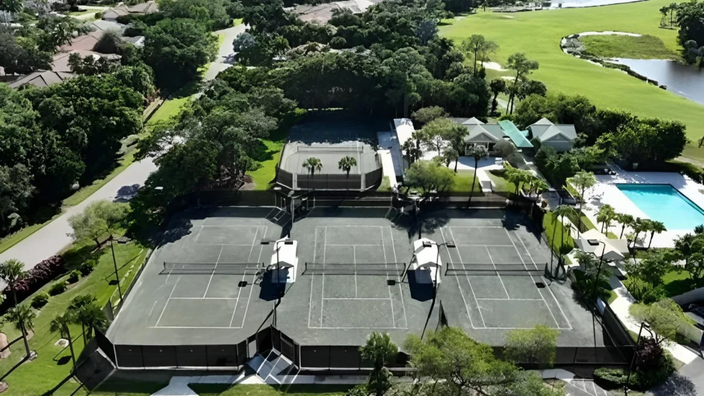 Private golf and tennis community in West Palm Beach with Har-Tru tennis courts