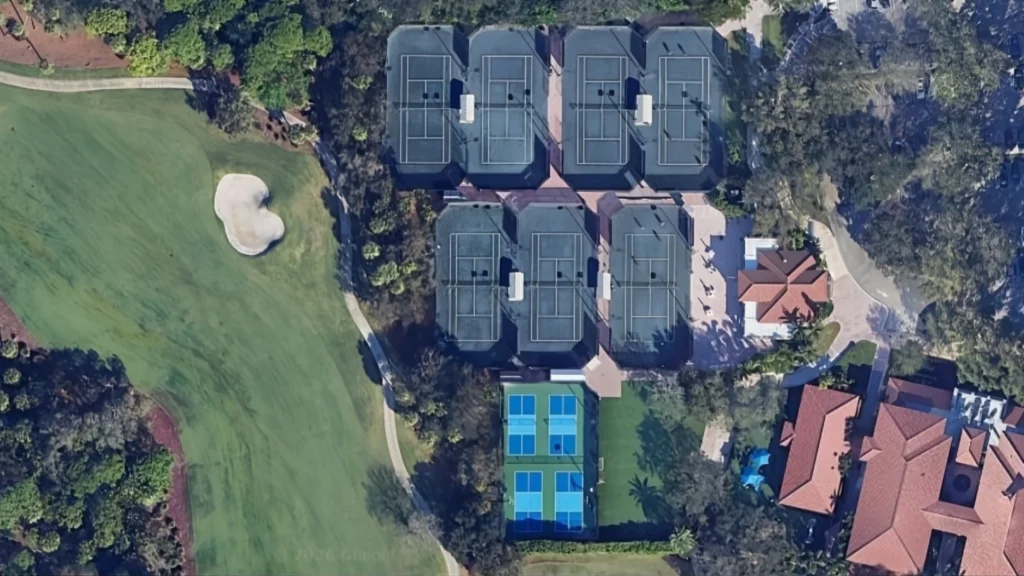 Frenchman's Reserve tennis pro shop and clubhouse with players on Har-Tru courts