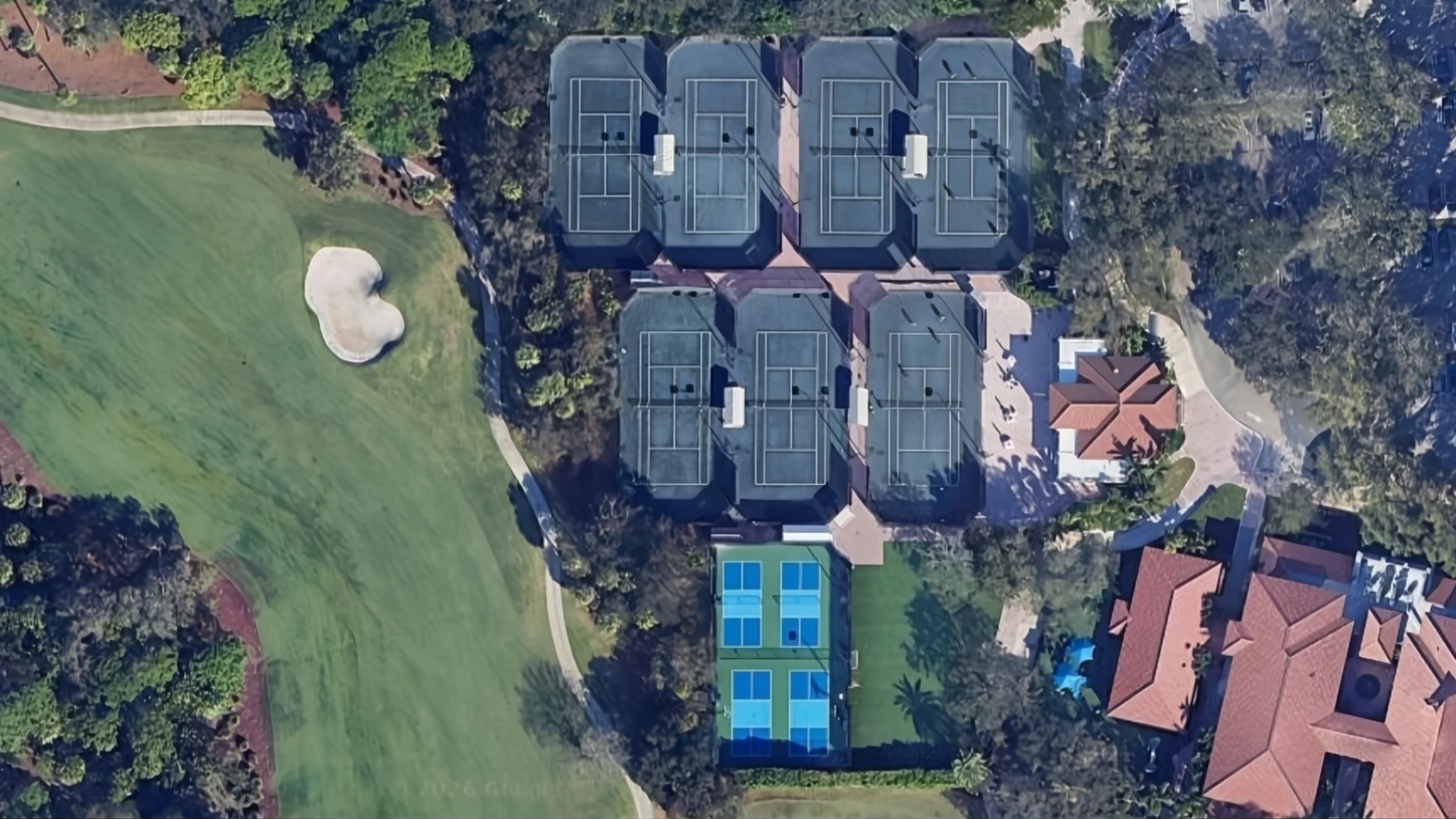 Frenchman's Reserve tennis pro shop and clubhouse with players on Har-Tru courts