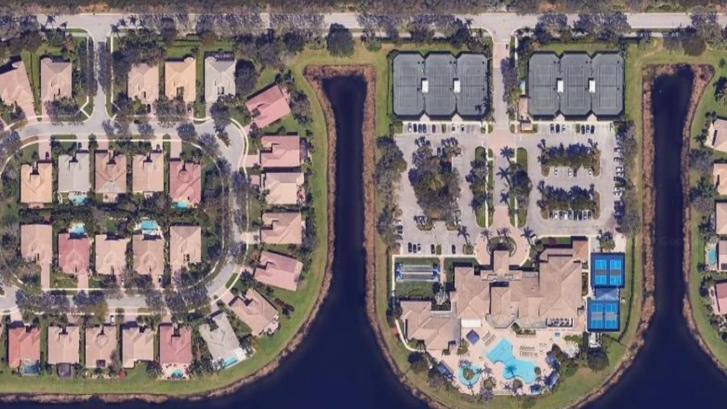 Valencia Pointe entrance and clubhouse in Boynton Beach 55+ tennis community